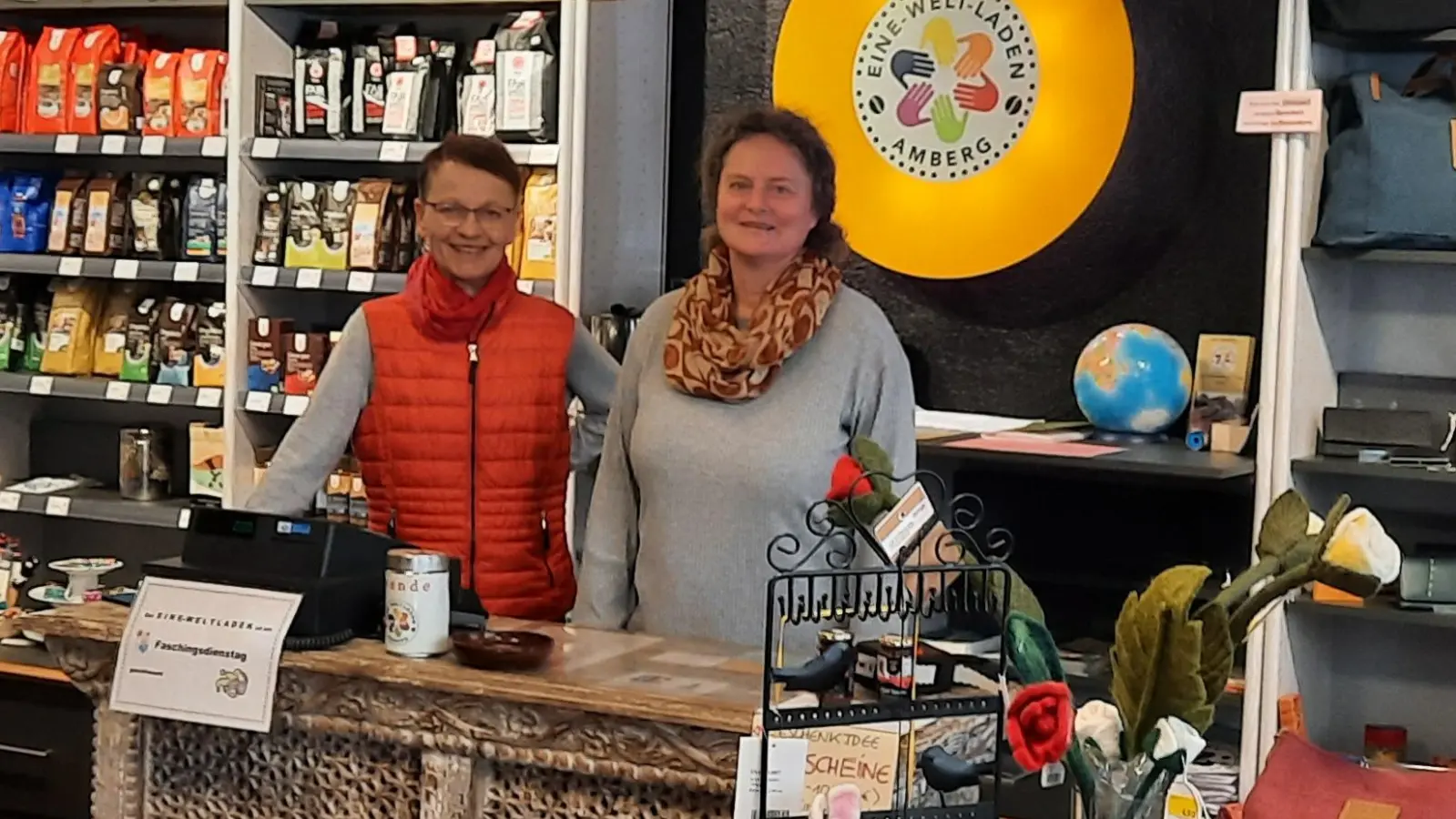 Gründungsmitglied Dorlies Werner (links) und Mitarbeiterin Birgit Hubner im Eine-Welt-Laden Amberg. (Bild: Günther Zenger)