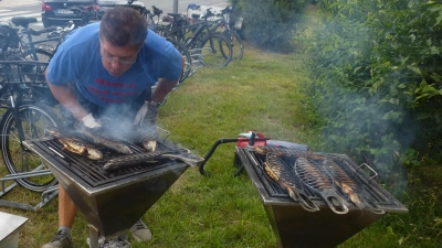 Wenn Werner Fischer am Grill steht, dann wird der Fisch - in diesem Fall die Forelle-. zur Gaumenfreude. (Bild: Siegfried Bock)