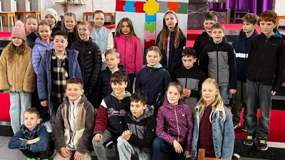 Erstkommunionkinder beten einen Kinderkreuzweg. (Bild:Katja Schwab: Kathrin Knorr)