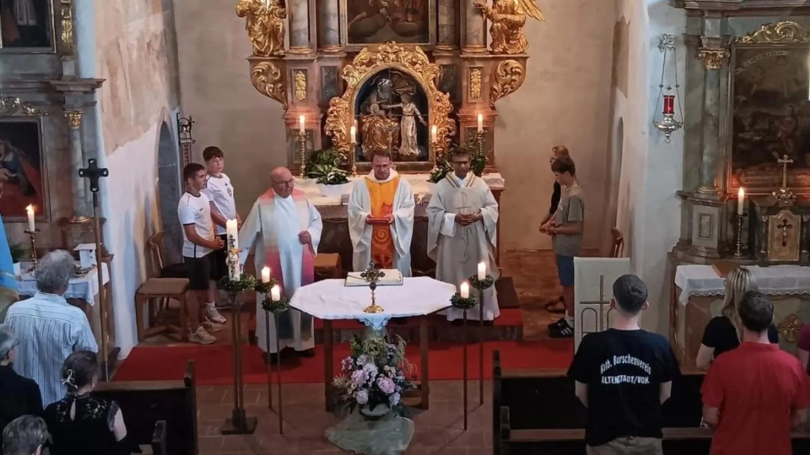 Pfarrer i.R. Wilhelm Bauer, Dekan Alexander Hösl und Pater Joseph bei der Feier des Patroziniums. (Bild: Jenny Hofmeister)