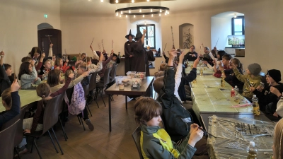 Die Nachwuchshexen- und Zauberer testen ihre selbstgebastelten Zauberstäbe. (Bild: Carolin Gley)