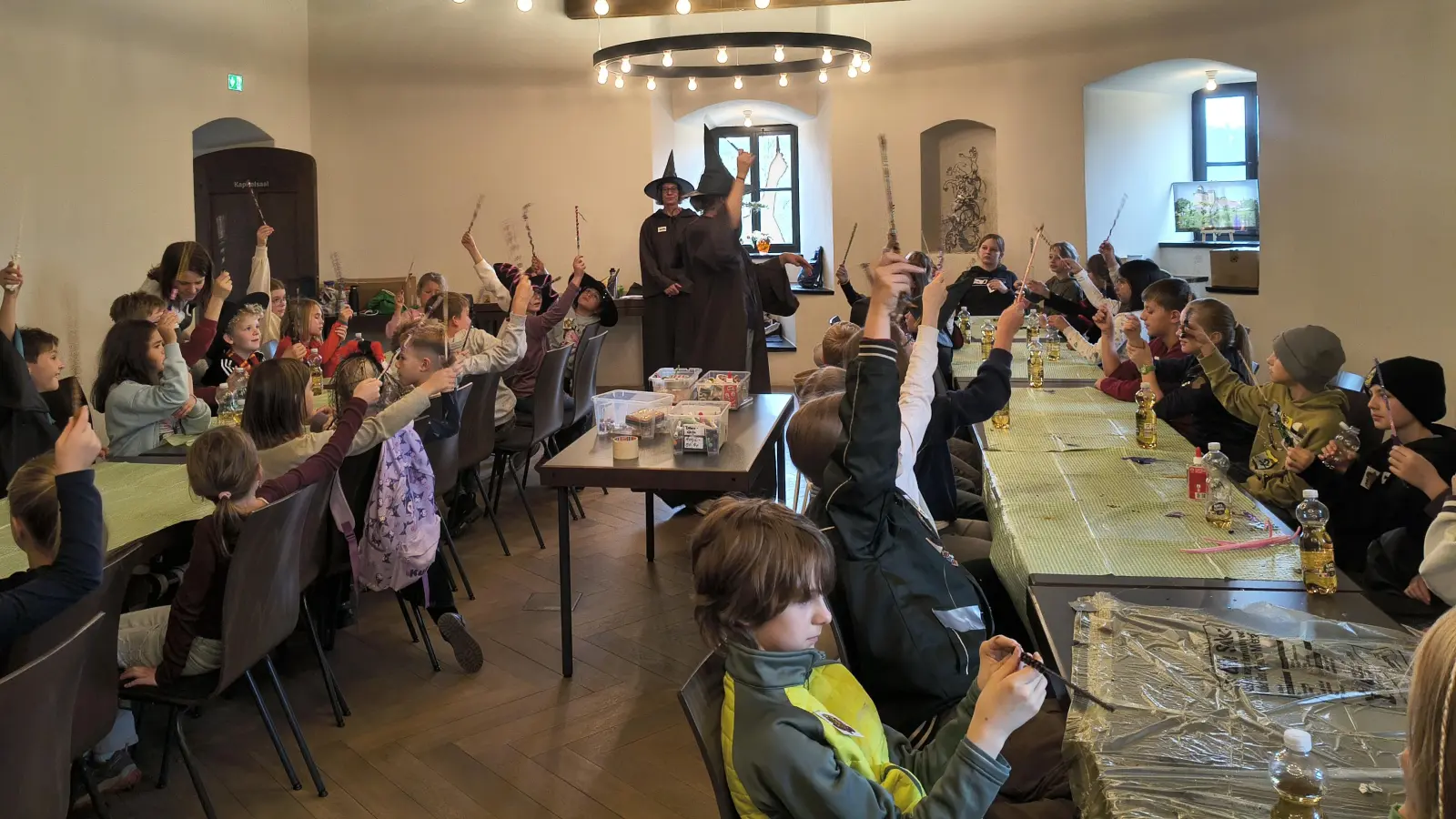 Die Nachwuchshexen- und Zauberer testen ihre selbstgebastelten Zauberstäbe. (Bild: Carolin Gley)