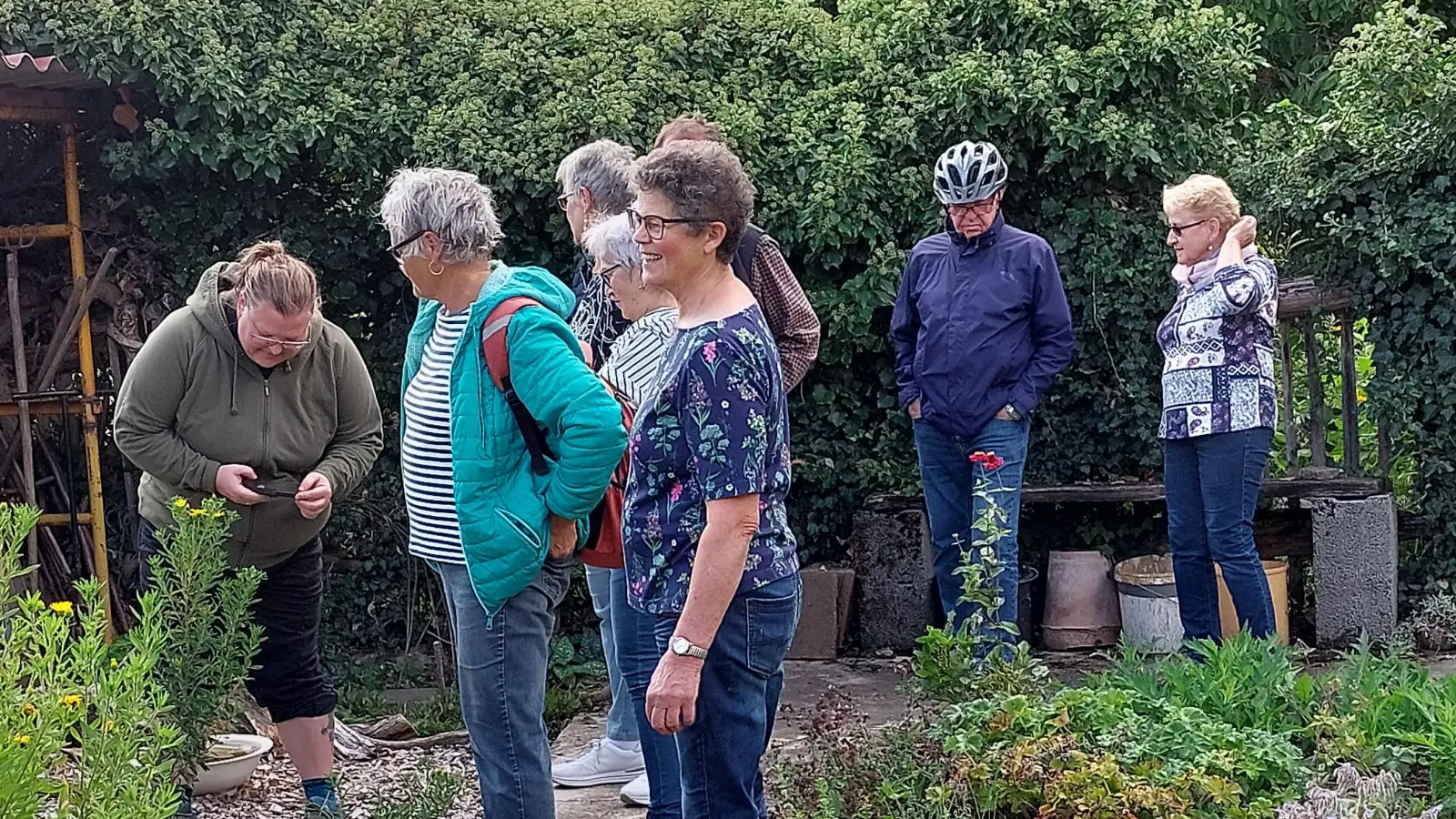 Im Gemüsegarten von Inge Trummer (rechts), links Manuela Lederer (Bild: Armin Heuberger)