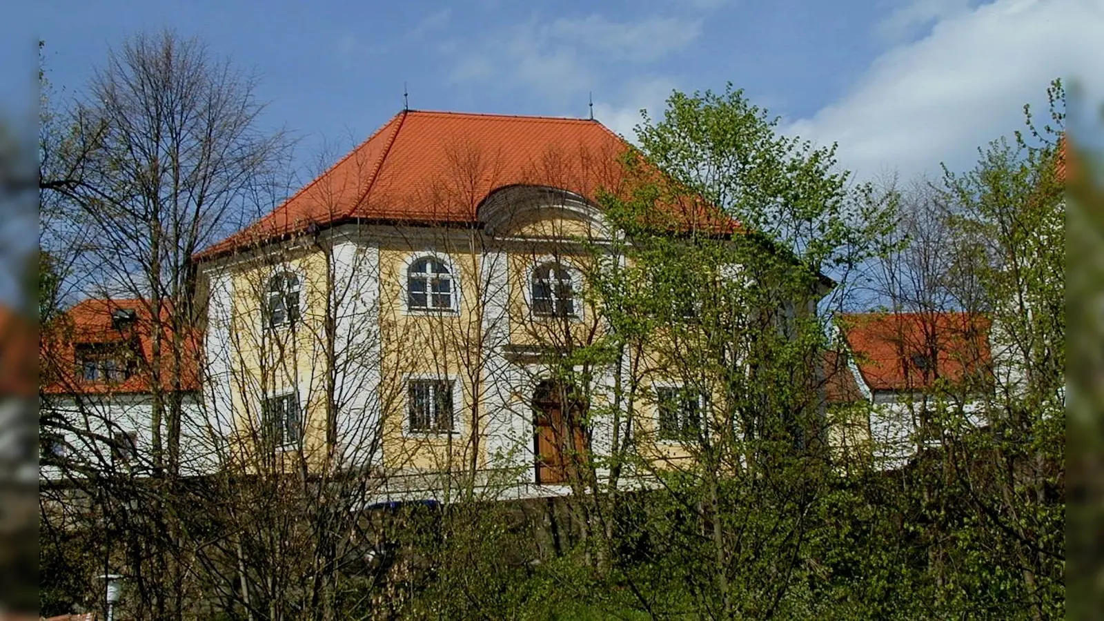 Auf dem Judenberg in Floß steht das 1817 eingeweihte Gotteshaus der früheren jüdischen Flosser Gemeinde. Sie heute Zeichen des jüdischen Kultus im 1078- jährigen Markt Floß. (Bild: Fred Lehner)