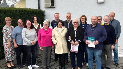 Die geehrten Mitglieder gemeinsam mit der neuen Vorstandschaft sowie Kreisvorsitzende Karin Gesierich und 1. Bürgermeister Thomas Meiler. (Bild: Pamela Wünsche)