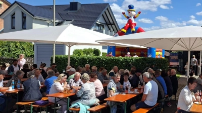 Zahlreiche Gäste am Sommerfest (Bild: Ulrike Schulhauser)