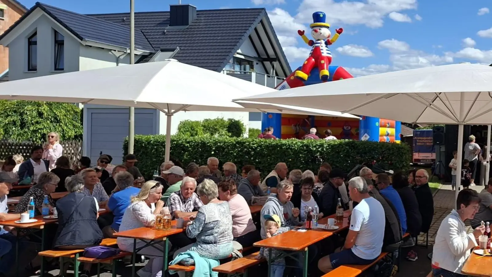 Zahlreiche Gäste am Sommerfest (Bild: Ulrike Schulhauser)