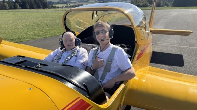 Otto Steinkohl fliegt zum 90. Geburtstag über Erbendorf (Bild: Gerhard Döhrling)