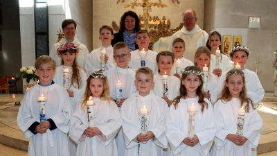 14 Kommunionkinder der Pfarrgemeinde Kümmersbruck mit Gemeindereferentin Elisabeth Harlander, Katechistin Daniela Settele und Pfarrer Wolfgang Bauer. (v.l.n.r.) (Bild: Gerhard Donhauser)
