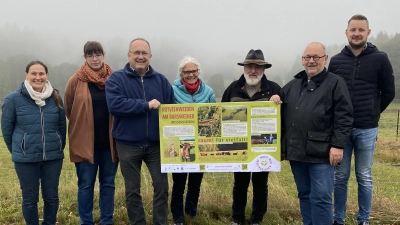 V.l.: Claudia Rückerl (Landimpuls), Dagmar Sand (Haus der Biodiversität), Bürgermeister Ludwig Gürtler, Anne Wendl (Landimpuls), Günter Schultes (Rotviehhalter), Ralf Hotz (LBV) und Johannes Kick (Rotviehhalter) präsentieren die neue Beschilderung. (Bild: Josef Glas)