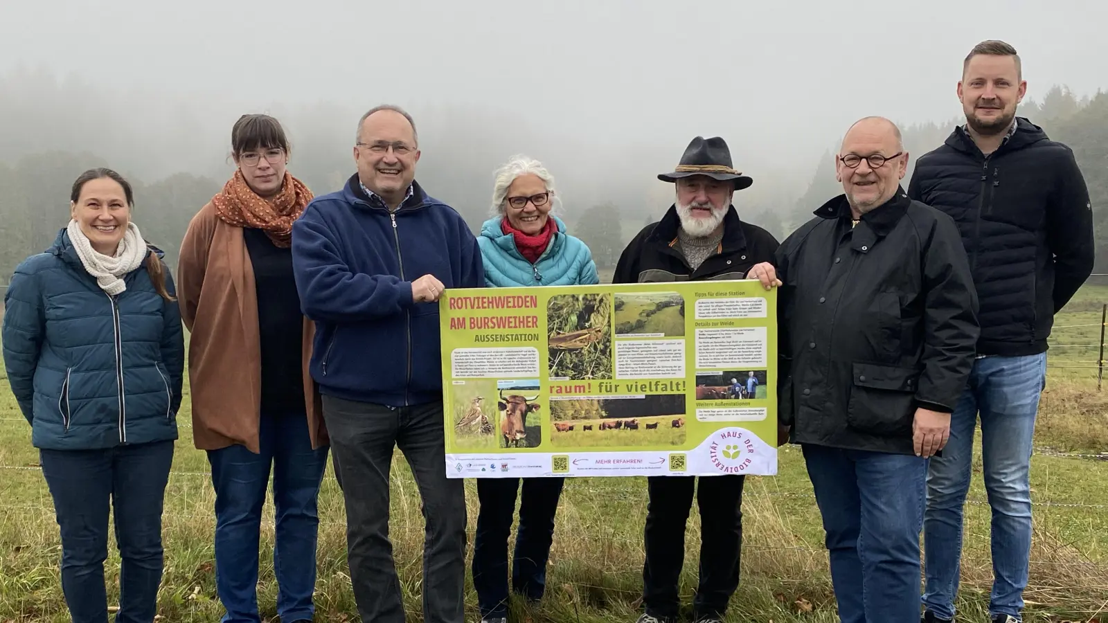 V.l.: Claudia Rückerl (Landimpuls), Dagmar Sand (Haus der Biodiversität), Bürgermeister Ludwig Gürtler, Anne Wendl (Landimpuls), Günter Schultes (Rotviehhalter), Ralf Hotz (LBV) und Johannes Kick (Rotviehhalter) präsentieren die neue Beschilderung. (Bild: Josef Glas)
