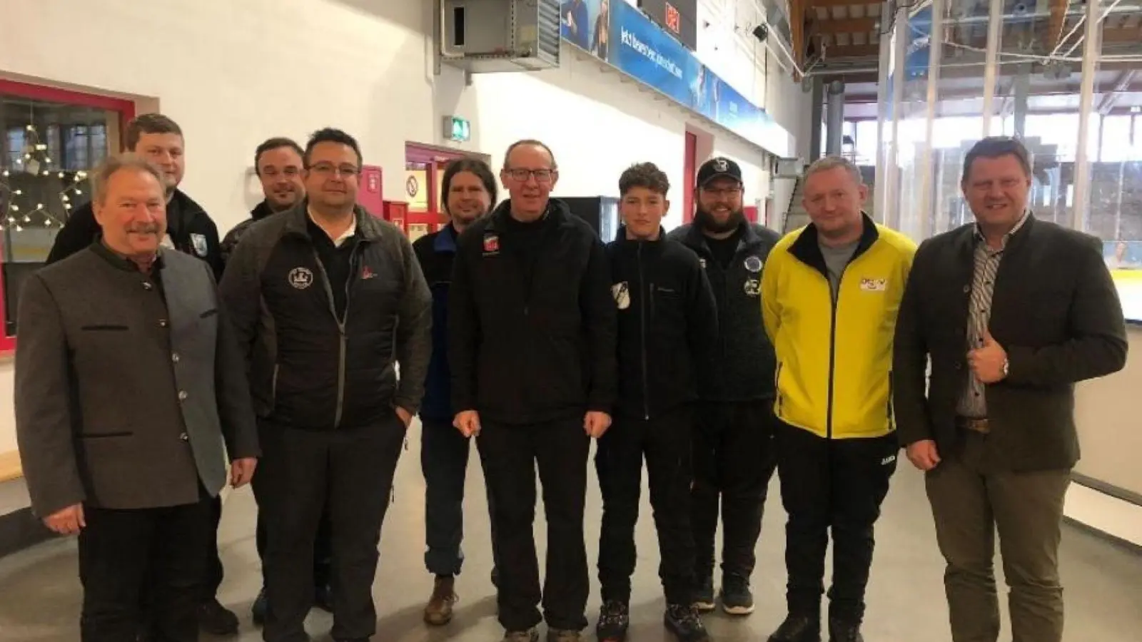 Die Siegermannschaften des Winterturniers des SV Steinmühle mit 1. Bürgermeister der Stadt Mitterteich Stefan Grillmeier (rechts) und stellv. Stadtsverbandsvorsitzenden für Sport Johann Brandl (links). (Bild: Tobias Santl)