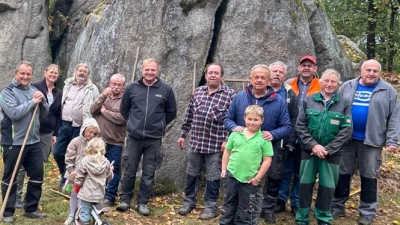 Die fleißigen Helfer, die alljährliche ehrenamtlich das Naturdenkmal säubern mit Vorsitzender Andrea Krapf (Zweite von links)  (Bild: Anton Kappl)