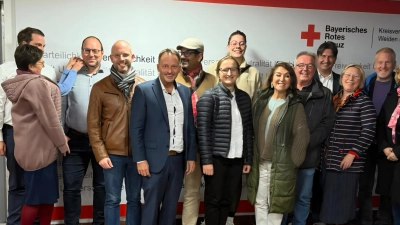 Oberbürgermeister Jens Meyer informiert sich über die Sorgen und Nöte vom BRK-Weiden-Neustadt<br>Im Bild: Vertreter vom BRK und Stadträte der SPD sowie Kandidatinnen und Kandidaten. (Bild: Gerald Bolleininger)