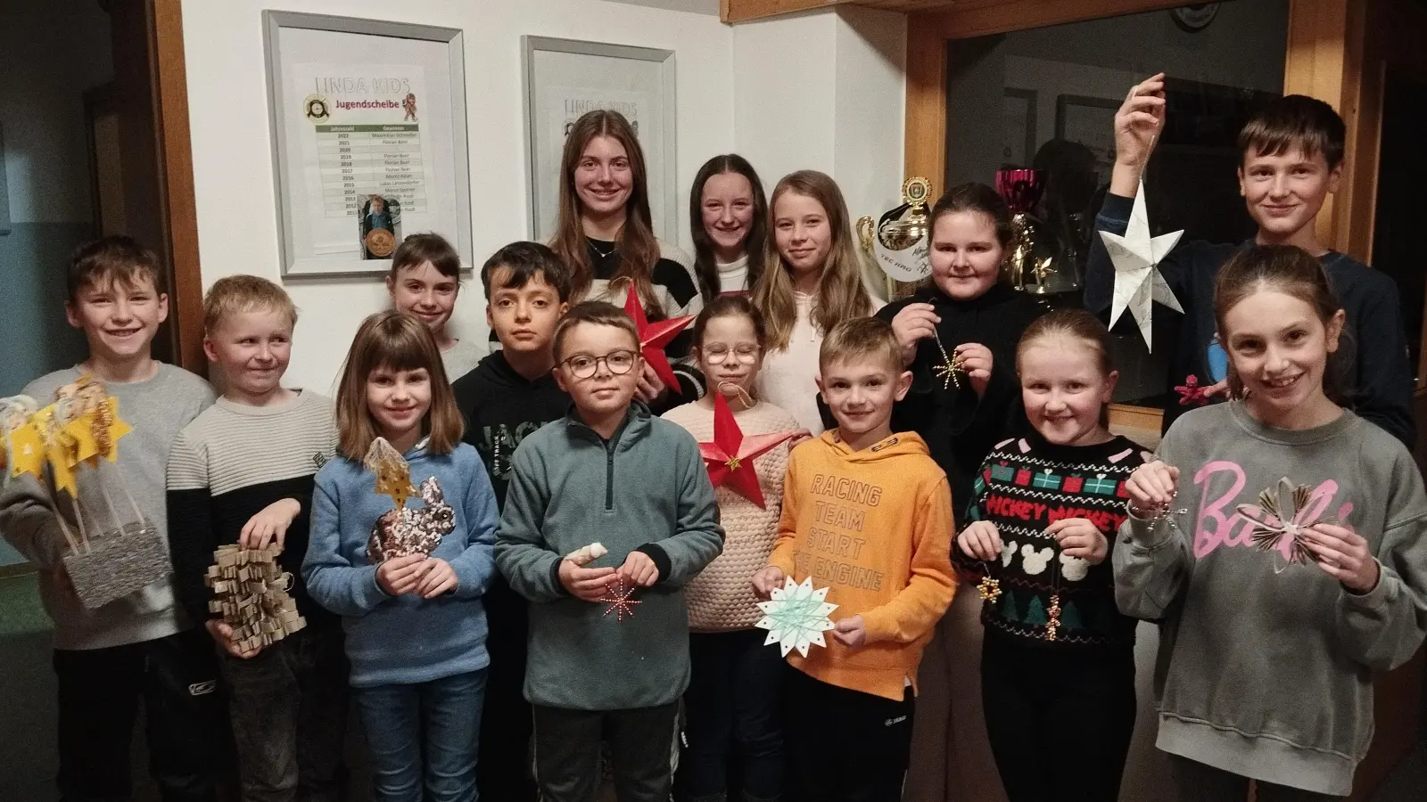 „Linda”-Kids basteln für Aktion Sternstunden.  (Bild: Cordula Müller)