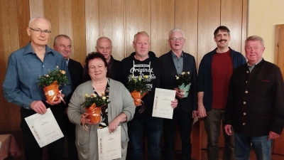 Stephan Bittner, Bürgermeister Josef Deichl, Silvia Bittner, Walter Heinrich, Andreas Schieber, Richard Hirmer, Vorsitzender Florian Roith, Kreisverbandsvertreter Gerhart Lenhart (von links).  (Bild: Renate Amann)