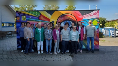 Die Frauenbundfrauen aus Dieterskirchen zusammen mit dem Leiter der Einrichtung Christian Bronold (Bild: Andrea Ruhland)