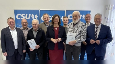 Den dienstältesten Massenrichter CSU-Mitgliedern Johann Wisgickl und Hans Meyer wurde eine nicht alltägliche Ehrung zuteil. Die Urkunden für ihre 60-jährige CSU-Mitgliedschaft wurden ihnen von Landtagspräsidentin Ilse Aigner überreicht. Von links:<br>Bürgermeisterkandidat Martin Merkl, stellv. Ortsvors. Dieter Kohl, Johann Wisgickl, Ortsvors. Stadtrat Josef Luber, Landtagspräsidentin Ilse Aigner, stellv. Ortsvors. Timo Wisgickl, Hans Meyer, CSU-Kreisvors. MdL Dr. Harald Schwartz und Landrat Richard Reisinger.<br> (Bild: Gisela Luber)
