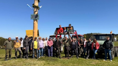 Zahlreiche Helferinnen und Helfer unterstützten den OWV Altglashütte beim Maibaum aufstellen. (Bild: Matthias Niekrawietz)