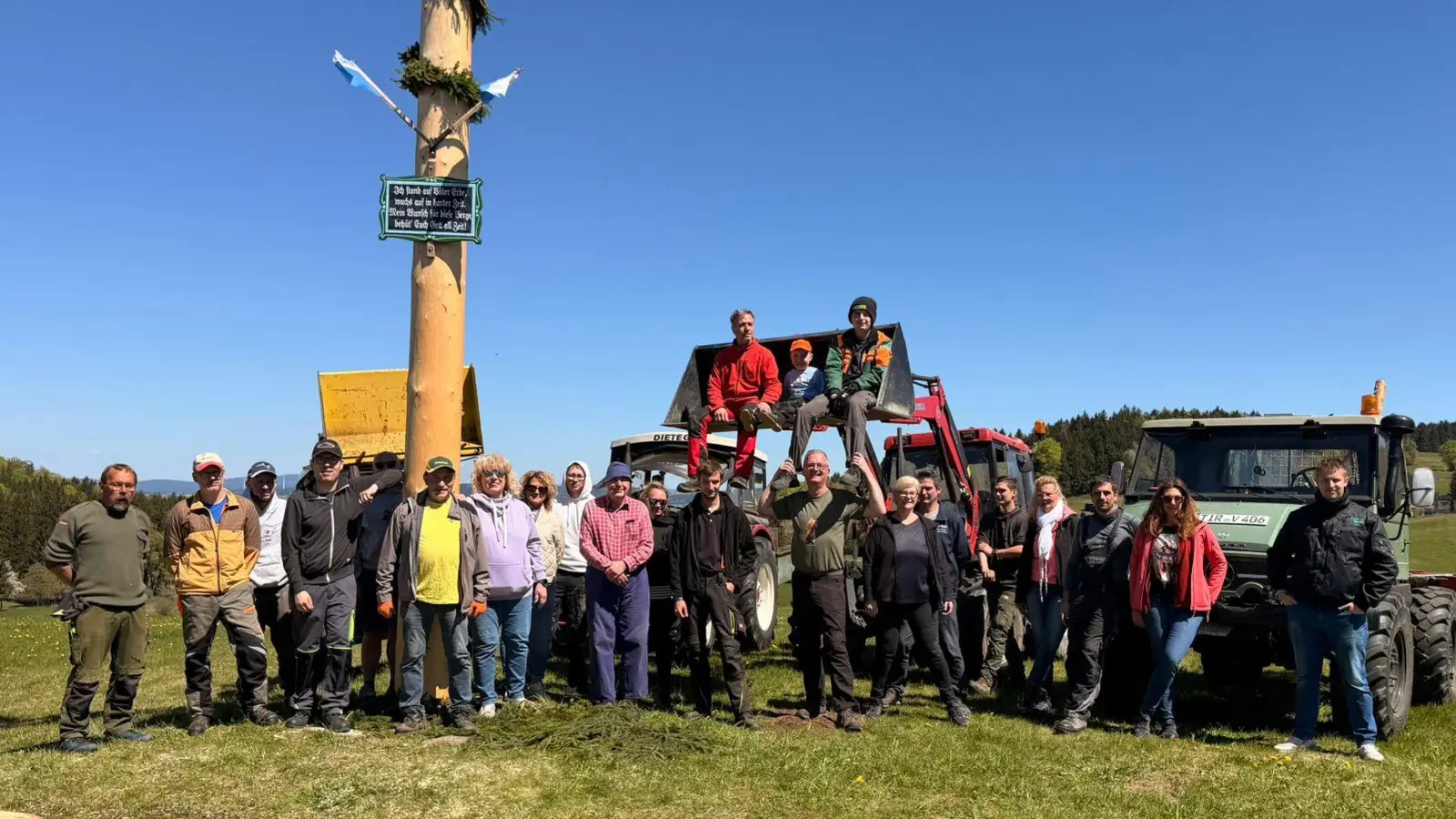 Zahlreiche Helferinnen und Helfer unterstützten den OWV Altglashütte beim Maibaum aufstellen. (Bild: Matthias Niekrawietz)