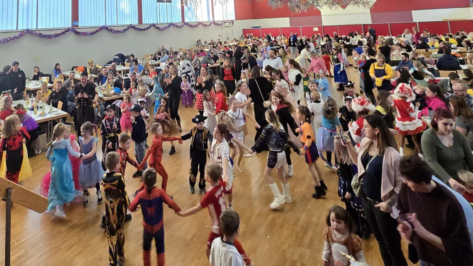 Besucher des Kinderfaschings (Bild: Stephanie Wisgickl)