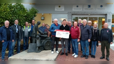 Einen informativen Nachmittag erlebten die Mitglieder des Irchenriether FCN-Fanclubs und des RC 07 im HPZ Irchenrieth. Die Clubfreunde hatten eine Spende in Höhe von 500 Euro dabei, die Kindern für Weihnachtsgeschenke zugutekommen wird. (Bild: Albert Gruber)