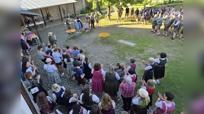 Die noch amtierende Jugendschütgzenkönigin Sophia Kirchberger aus Gnötzendorf, lies sich feierlich am Weiherner Dorfplatz abholen. (Bild: slh)