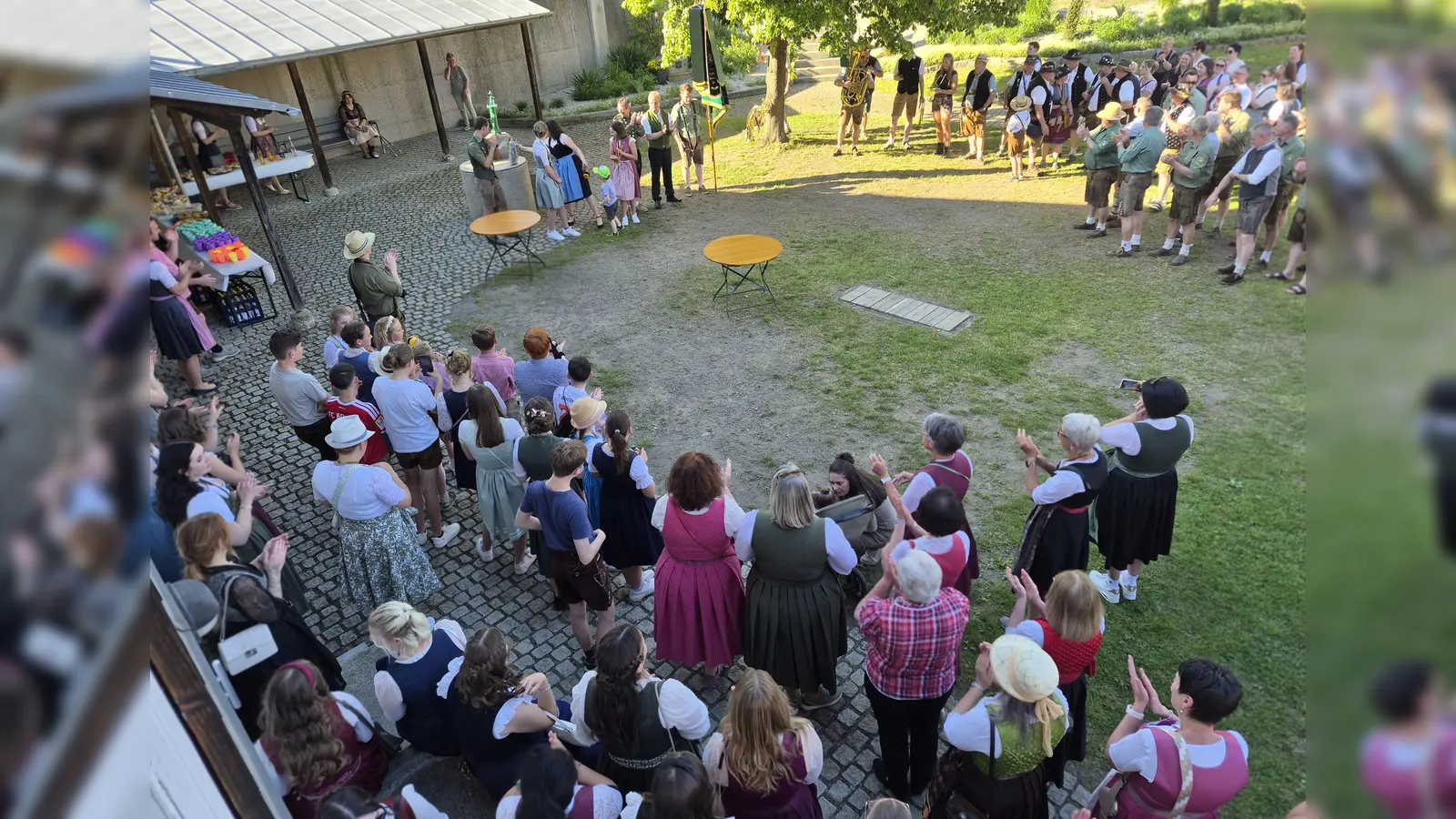Die noch amtierende Jugendschütgzenkönigin Sophia Kirchberger aus Gnötzendorf, lies sich feierlich am Weiherner Dorfplatz abholen. (Bild: slh)