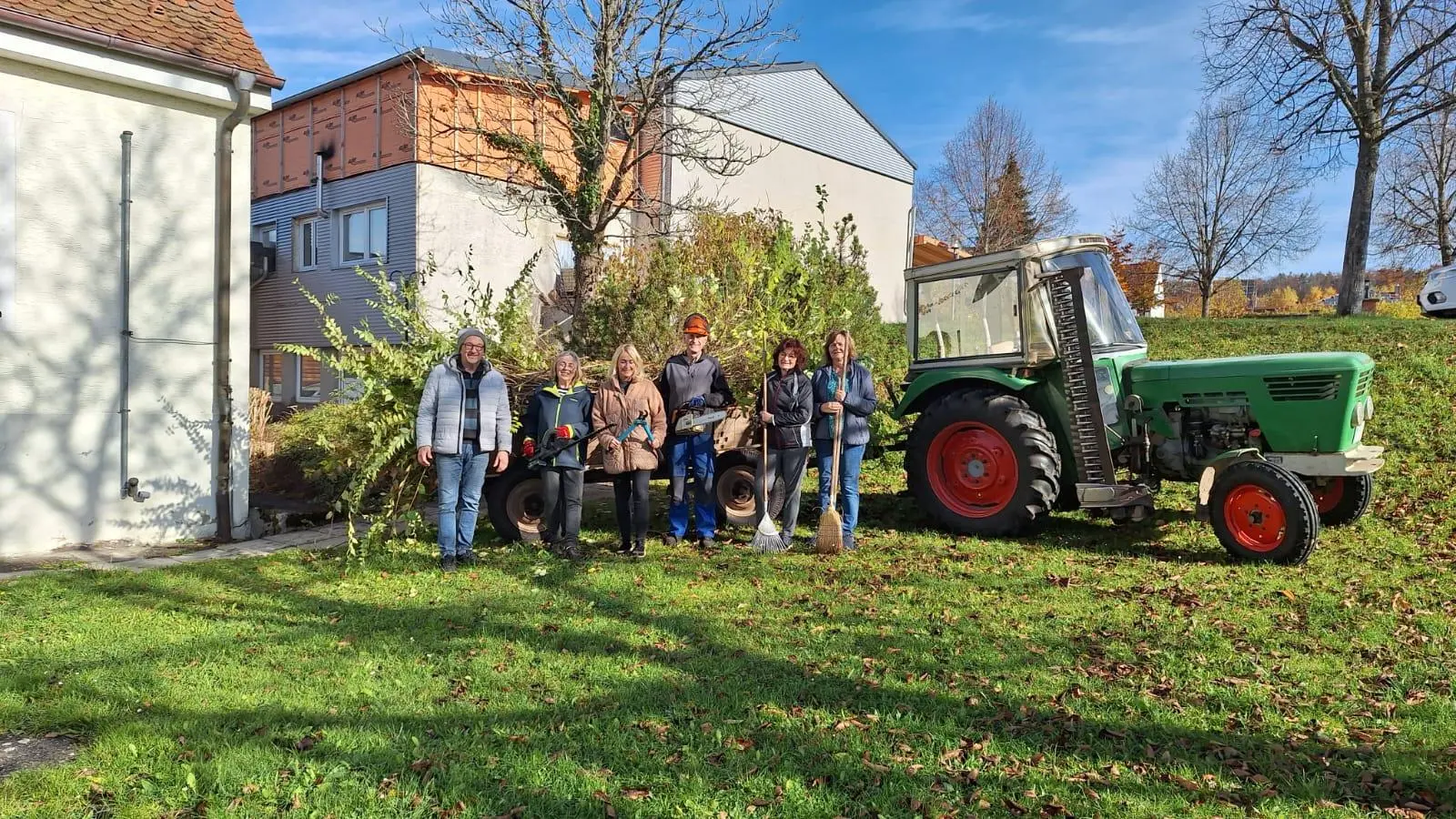 Arbeitseinsatz rund um das Gemeindehaus in Schwend/Birgland  (Bild: Anita Utz )