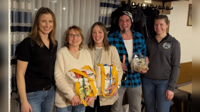 1. Vorsitzende Marina Zinkl (links) und Kassier Larissa König (rechts) gratulieren den glücklichen Gewinnern. (Bild: Philipp Schön)