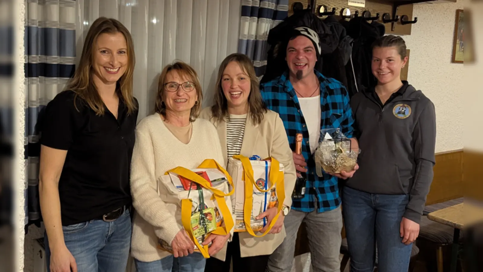 1. Vorsitzende Marina Zinkl (links) und Kassier Larissa König (rechts) gratulieren den glücklichen Gewinnern. (Bild: Philipp Schön)