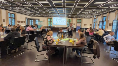 Die Kommunale Jugendpflegerin Theresa Kunz (stehend) während der Workshop-Arbeit der Teilnehmenden.  (Bild: Rainer Seidel )
