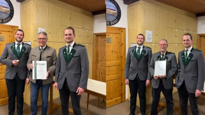Bild links: Tobias Birkner (l.) und Nico Wiesend (r.) überreichten Franz Stahl die große goldene Gauehrennadel. Bild rechts: Ebenso überreichten sie Hans Bartl das limitierte Protektorabzeichen. (Bild: Lara Wamser)