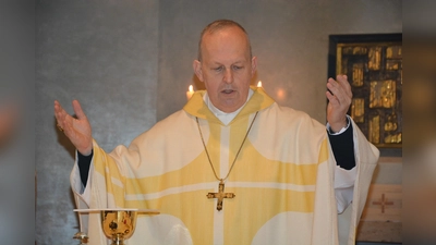 Ein gern gesehener Gast in Konnersreuth ist Regensburgs Weihbischof Reinhard Pappenberger. (Bild: Josef Rosner)