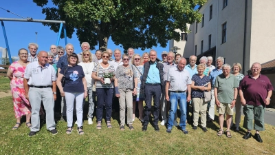 Die Jahrgänge 1950 - 1952 treffen sich alle drei Jahre zu einem gemeinsamen Klassentreffen in Premenreuth und schwelgen in alten Zeiten. (Bild: Verena Schieder)
