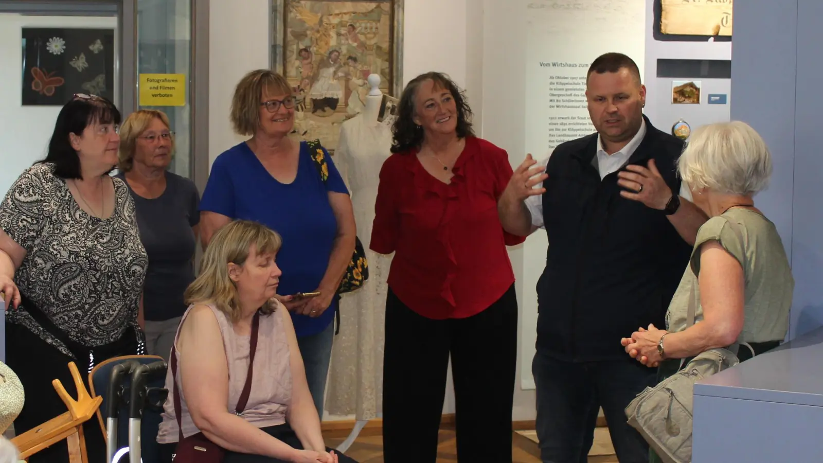 Bürgermeister Martin Holler führte den Besuch aus den USA durch das Klöppelmuseum in Tiefenbach. (Bild: Nikolaus Scherr)