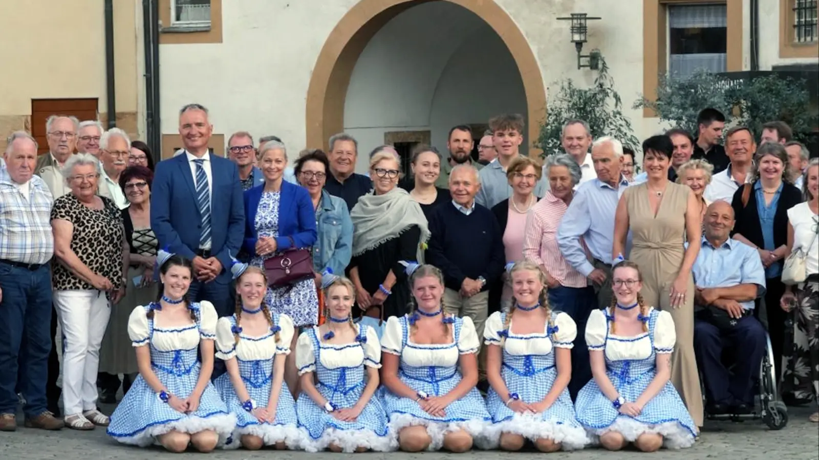 Geselligkeit und gute Laune herrschte beim CSU-Sommerempfang, zu dem Kreisvorsitzender Dr. Harald Schwartz (9.v.l.) in die Burg Dagestein nach Vilseck eingeladen hatte. (Bild: Stefan Ott)