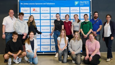 Die Wettbewerbsteilnehmer der Realschule Neunburg mit ihren begleitenden Lehrkräften Schulleiterin Diana Schmidberger (1. v. re.) und Konrektor Bernd Bischoff (1. v. li.) in der Münchner Motorworld. (Bild: Heidrun Leitz)