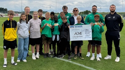 Spendenübergabe der FCS-Kinder, von rechts: Manuel Ströhl, Jugendleiter Manuel Rittner, Projektleiter Erhard Ströhl, 1. Vorstand Stefan Weiß (Bild: Stefan Weiß)