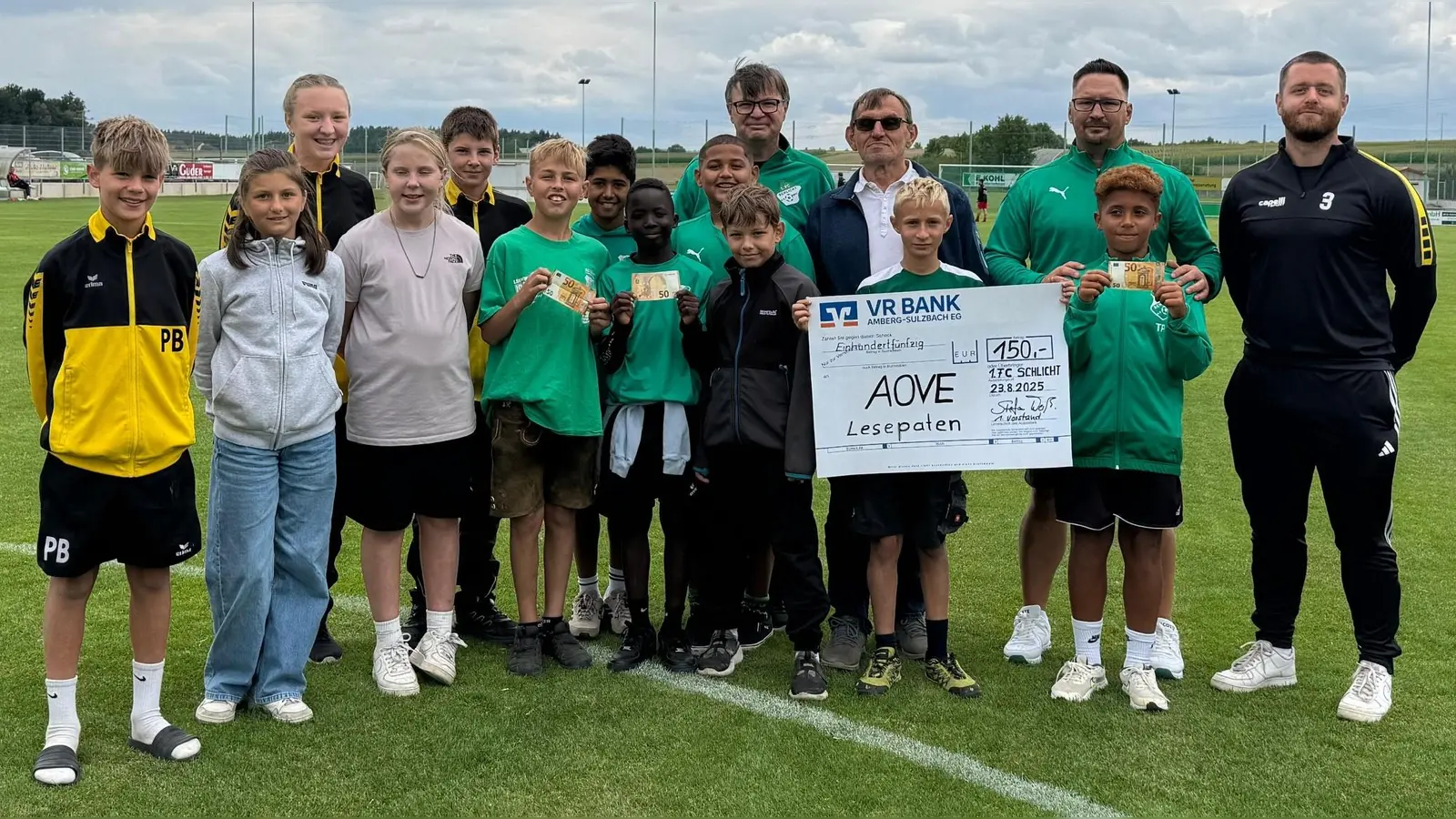 Spendenübergabe der FCS-Kinder, von rechts: Manuel Ströhl, Jugendleiter Manuel Rittner, Projektleiter Erhard Ströhl, 1. Vorstand Stefan Weiß (Bild: Stefan Weiß)