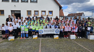 Die sechs Jungen-Mannschaften nach der Grundschul-Landkreismeisterschaft auf dem Sportgelände des FV Vilseck (von links): 1. Jahn, 2. Vilseck, 3. Hahnbach, 4. Pestalozzi, 5. Auerbach und 6. Poppenricht mit (hinten, von links) Lehrer Stefan Kroher, Karl Heinz Grollmisch, Alexander Rittner (Betreuer Vilseck), 1. Bürgermeister Hans-Martin Schertl, Martin Winkler (Betreuer Vilseck), Lehrerin Kerstin Arnold (Hahnbach). Konrektorin Daniela Schön (Pestalozzi), Studienrätin Maria Danninger (Auerbach), Rektorin Janina Schmidt und Susanne Engelhardt (beide Poppenricht). (Bild: Karl Heinz Grollmisch)