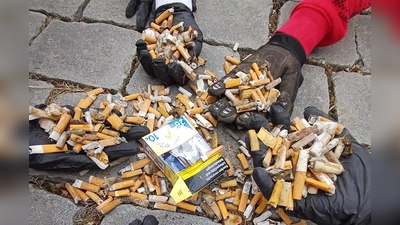 Unzählige Zigarettenkippen und jede Menge anderen Müll sammelten die Firmlinge bei der Ramadama-Aktion rund um das Kloster Ensdorf. (Bild: Petra Schimmelpfennig)