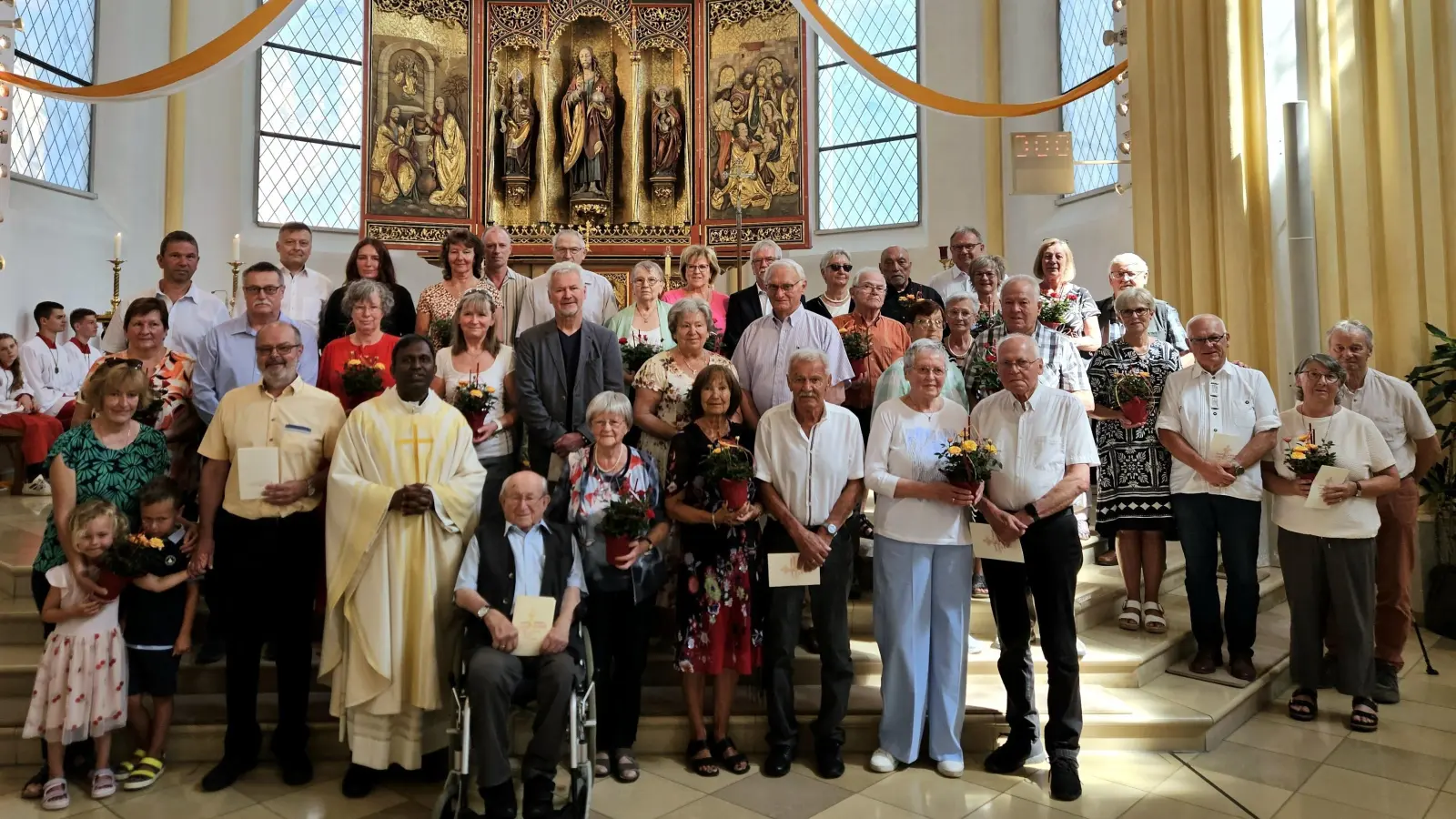 19 Paare waren der Einladung gefolgt, ihr diesjähriges Ehejubiläum im Kreise der Pfarrgemeinde zu feiern. (Bild: Richard Beer)