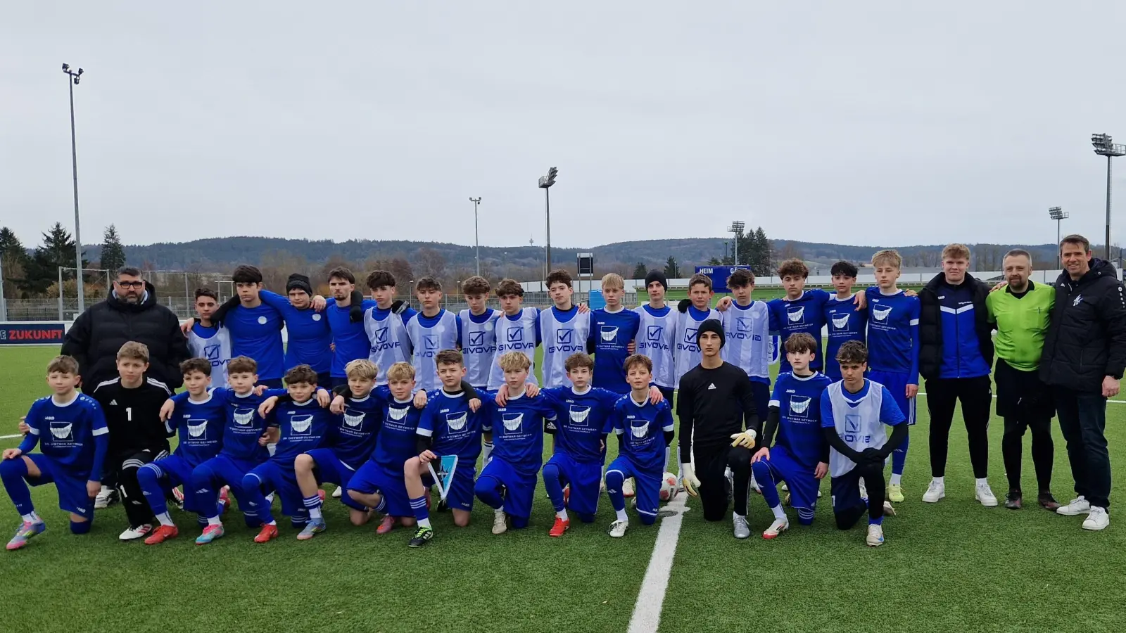 Die Mannschaften aus Arad und Weiden mit ihren Betreuern (Bild: Michael Neumann)