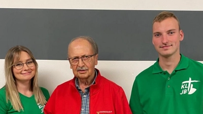 Stefanie Lehner und Philipp Kiefer übergaben eine 300-Euro-Spende der Katholischen Landjugend Burkhardsreuth für die Kinderkrebshilfe Oberpfalz-Nord an deren Co-Vorsitzenden Andreas Steinl. (Bild: Hanna Reiß)
