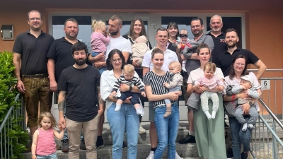 Die Neugeborenen mit den Eltern und 1. Vorstand Thomas Krämer, 1. Kommandant Markus Uschold, 2. Vorstand Andreas Kraus und 2. Kommandant Kulzer Michael.  (Bild: Sabrina Schwendner)