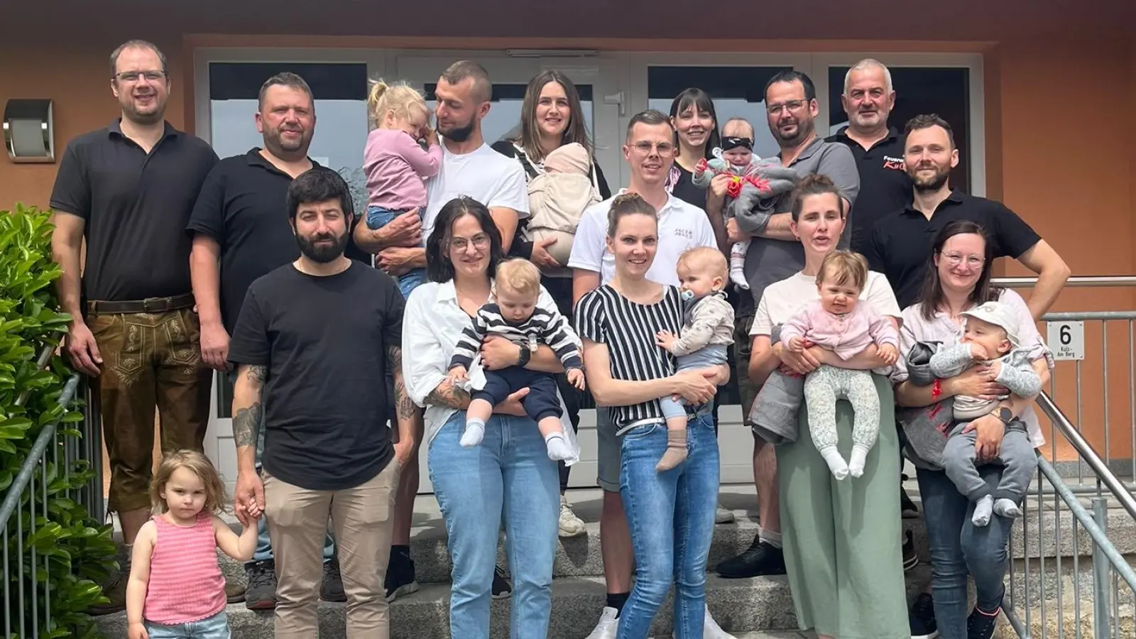 Die Neugeborenen mit den Eltern und 1. Vorstand Thomas Krämer, 1. Kommandant Markus Uschold, 2. Vorstand Andreas Kraus und 2. Kommandant Kulzer Michael.  (Bild: Sabrina Schwendner)