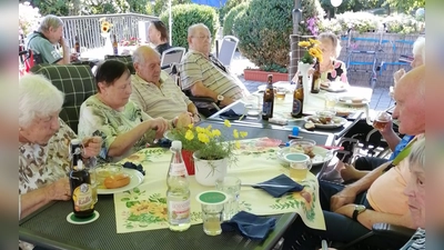 Gut gehen ließen es sich die Bewohnerinnen und Bewohner beim regelmäßig stattfindenden Hutzaabend im „Haus Mühlbühl”. (Bild: Ilona Fritsche)