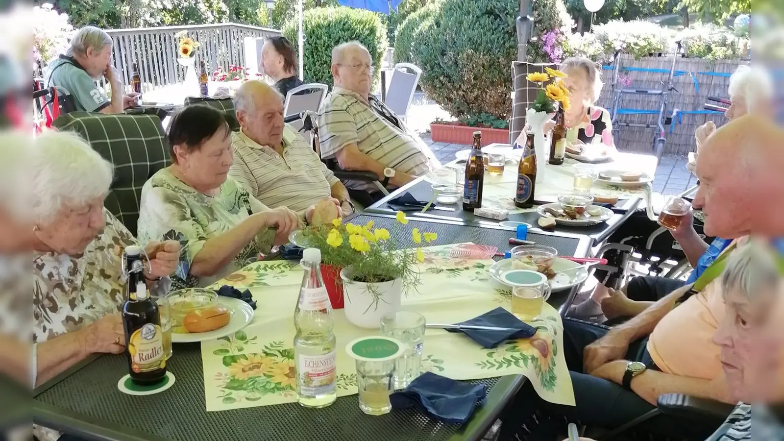 Gut gehen ließen es sich die Bewohnerinnen und Bewohner beim regelmäßig stattfindenden Hutzaabend im „Haus Mühlbühl”. (Bild: Ilona Fritsche)