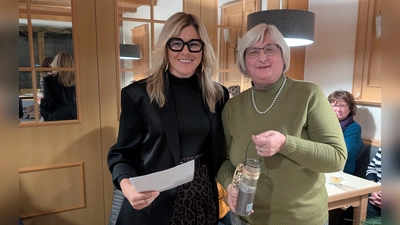 Roswita Sier wird für langjährige Mitgliedschaft geehrt. (Bild: Stefanie Braun)